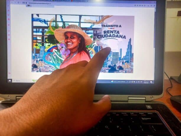 Persona en una computadora en la web del Departamento para la Prosperida Social, buscando si es beneficiario de la Renta Ciudadana en Colombia,